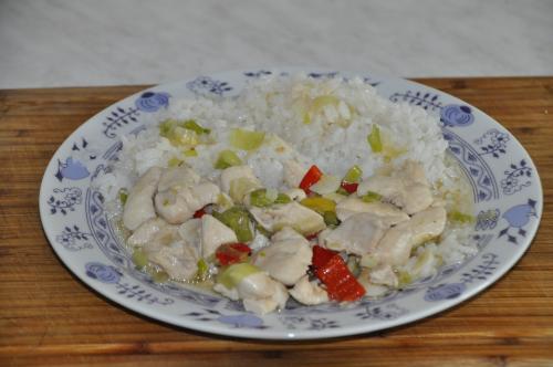 Thajská jemně pálivá omáčka s kuřecím masem a rýží – Snadné Thajsko recept, zvládnete za 30 - 45 minut